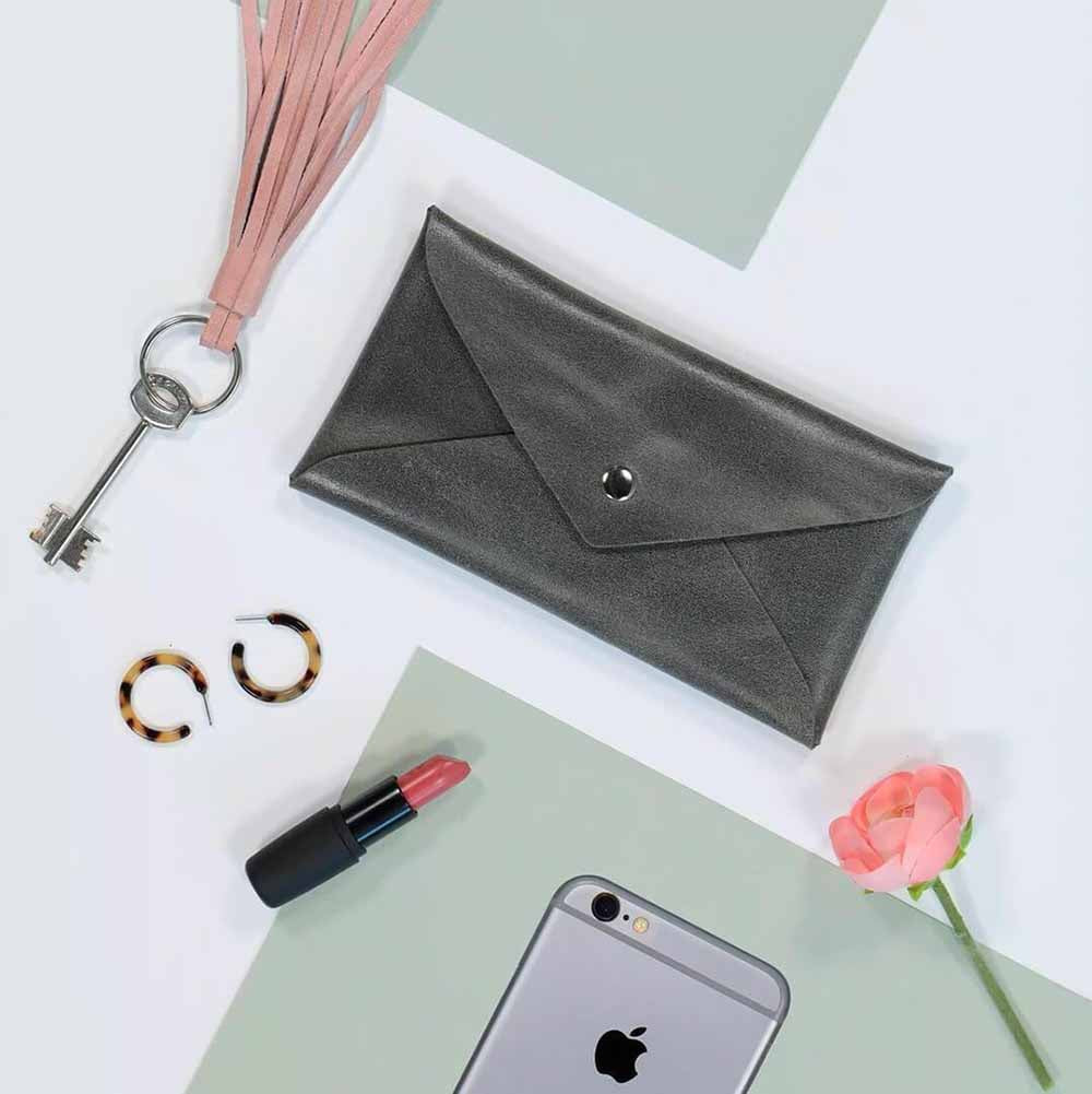Amazon.com: Oyachic 2 Pack Floral Coin Purses Kiss Lock Change Pouch Buckle  Wallets Double Layer Canvas Card Holder with Clasp For Women : Clothing,  Shoes & Jewelry
